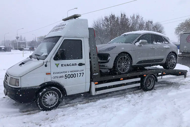 Эвакуатор Могилев — погрузка автомобиля на платформу Эвакар